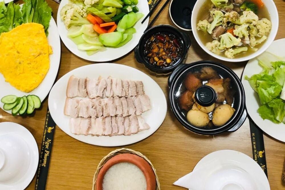Thực đơn tại Ngọc Phượng đa dạng món ăn kèm cùng cơm niêu